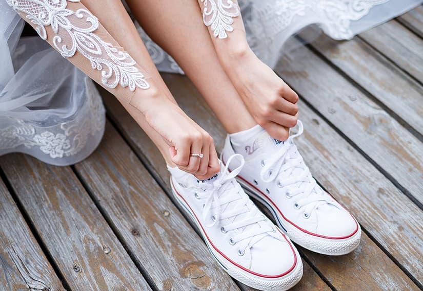 Rahat ve Şık Bir "Evet": Gelinlik Altına Giyilebilecek 3 Sneaker Modeli